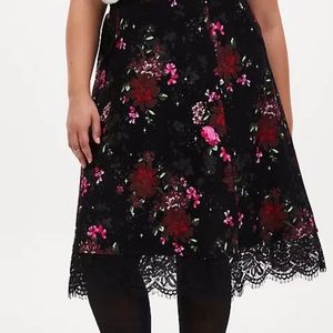 TORRID BLACK FLORAL PREMIUM PONTE LACE MIDI SKIRT